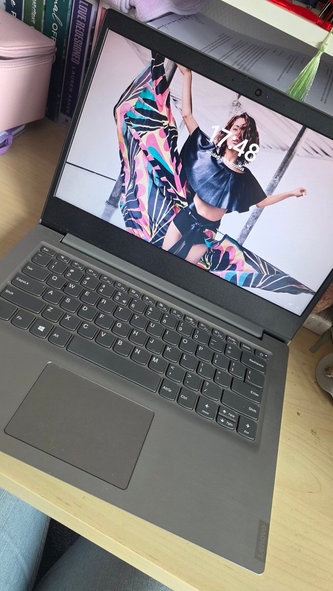 esmeralda 🪩 missing otp (@sparksflylwt) on Twitter photo I've had the same tini pic as my laptop background since I got it day one of college which is 6 years ago now I've had the same tini pic as my laptop background since I got it day one of college which is 6 years ago now
