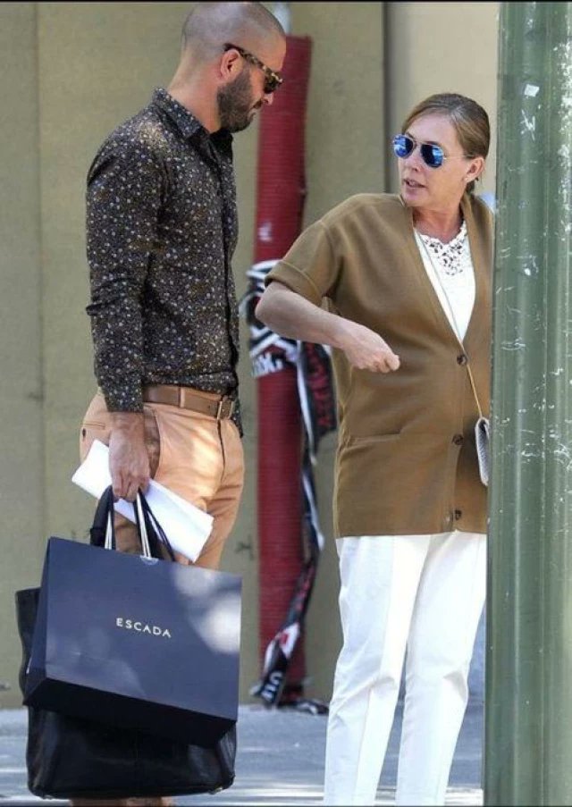 FonsiLoaiza's tweet image. Jaime de los Santos del PP es un caso de "emprendedor" en España. Se ha embolsado 800.000 euros de dinero público desde que entró en política. Empezó cargando las bolsas de Elvira Fernández, esposa de M.Rajoy, y Cifuentes lo fichó para llevar cultura en Madrid.