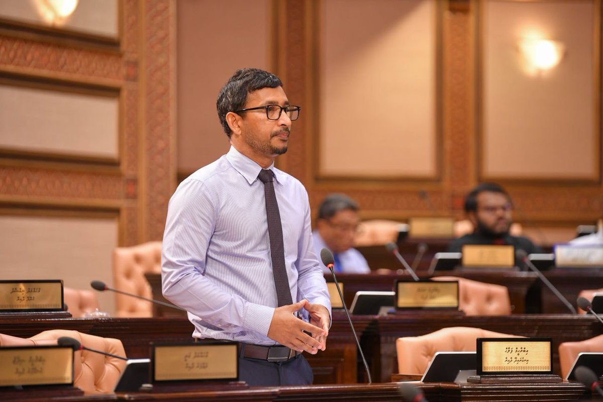 HusseinSharyf's tweet photo. ޕީއެންސީގެ ޕީ.ޖީ ލީޑަރ އޮންރަބަލް އެމް.ޕީ @IbrahimFalahR ދެއްކެވި ވާހަކަފުޅެގެ ތެރެއިން ތަންކޮޅެއް ނަގައިގެން އަޞްލު މަޤްޞަދު އޮޅޭގޮތަށް، ވަކިކަމެއް ޙާޞިލް ކުރަން ކުރާ މަސައްކަތް ވަރަށް ސާފްކޮށް އެނގިގެންދާނެ، އޮނަރަބަލް އެމް.ޕީ އިބްރާހިމް ފަލާޙް ދެއްކެވި މުޅިވާހަކަ އަޑު އެއްސެވީމާ، ޕީއެންސީގެ ޕީ.ޖީ ލީޑަރަކީ އެއްވެސް މީހަކަށް އަނިޔާއެއް އަދި ގެއްލުމެއް ލިބުމަށް އެދޭނެ ބޭފުޅެއްނޫން!