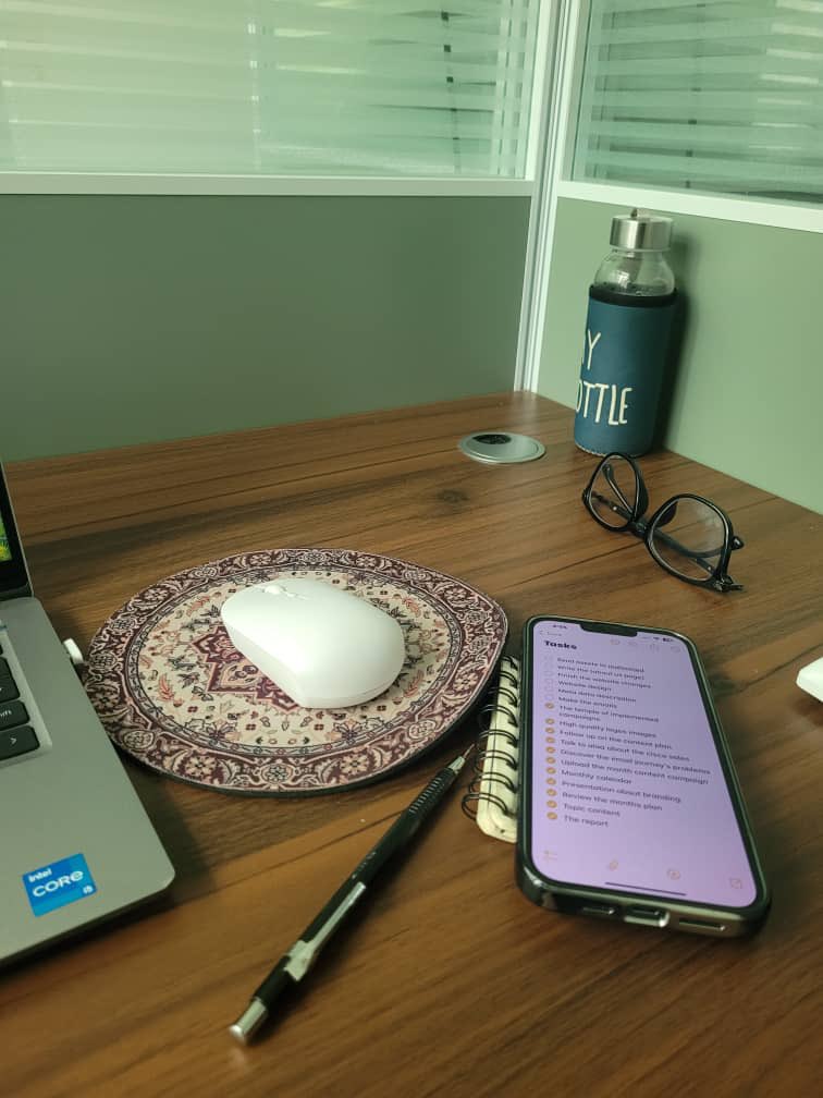 normalmir's tweet image. خلال الفترة الماضية حسيت اني رفعت انتاجيتي وقللت تشتتي 

صرت اقدر انجز اكثر من مهمة بنفس الوقت واحافظ على تركيزي وانا اتنقل بينهم 

هالسبب يرجع اني صرت ادون كل مهمة احتاج انجزها حتى لو تذكرتها قبل النوم (بما اني انسى كثير) 

واول مااداوم افتح النوت وارتب اولوياتي قبل لا اعمل