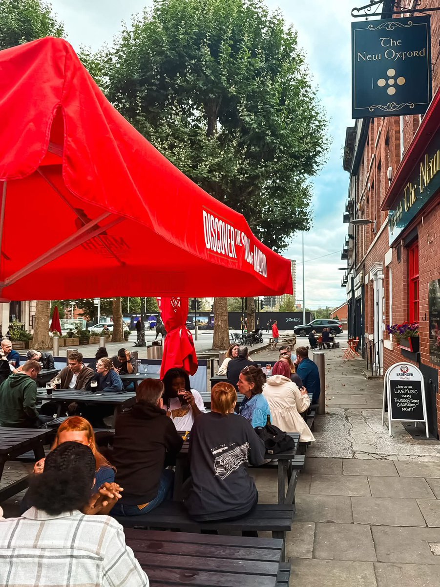 Final weekend of August is underway 🍻

Join us here on Bexley Sq, we’ve got live music on from 8pm until late! 🎶 

Plus six premier league games live on our screens this weekend. Kicking off with Chelsea vs Fulham at 12:30pm on Saturday 👌
