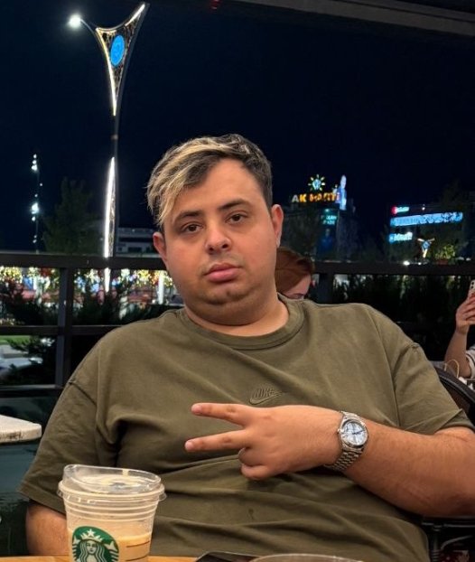 Kolundaki saati bilen var mı?