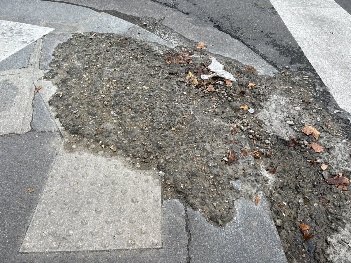 Juste à côté de la place de Vosges, on se demande comment une mairie peut accepter des travaux réalisés en balançant n’importe comment une espèce de croûte de ciment sur le trottoir et la chaussée…
#saccageparis  #abrogationdelaloiPLM