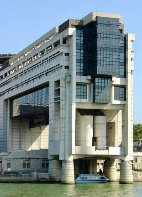 Le Royaume                   La république 
de France                        française