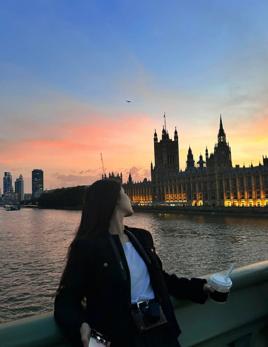 Prin1111110's tweet image. Beautiful evening of Friday at outside, Taking relax vibes at side of bridge ☺