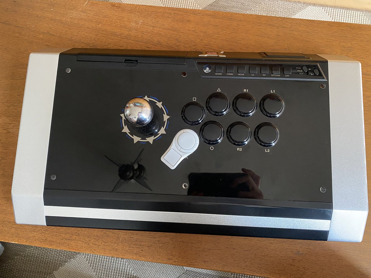 Amigos, estou vendendo este Qanba Obsidian. Tudo 100% e já vem com um botão Hitbox Extension. O botão extra está copiando o L1 - muito útil para Drive Impact ou Parry com acesso facilitado. 
R$1.200,00. 
Preferência por São Paulo e entrego já no Comitê Arena!
Obrigado!