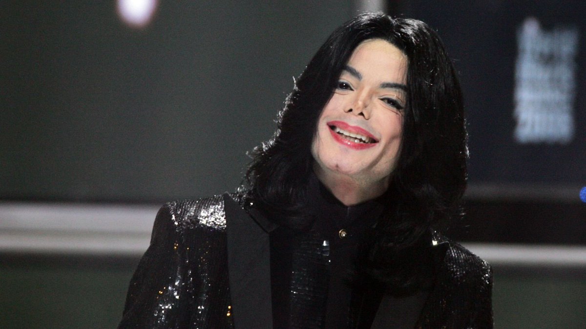 LampadaNerd's tweet photo. Hoje o lendário Michael Jackson estária completando 67 anos

Seu eterno legado ressoa nas atuais gerações e ainda hoje, 16 anos após sua morte, continua sendo um dos artistas mais relevantes e influentes de todos os tempos.

Descanse em paz Rei, seguimos com seu legado por aqui. https://t.co/ubI3HbEH8K
