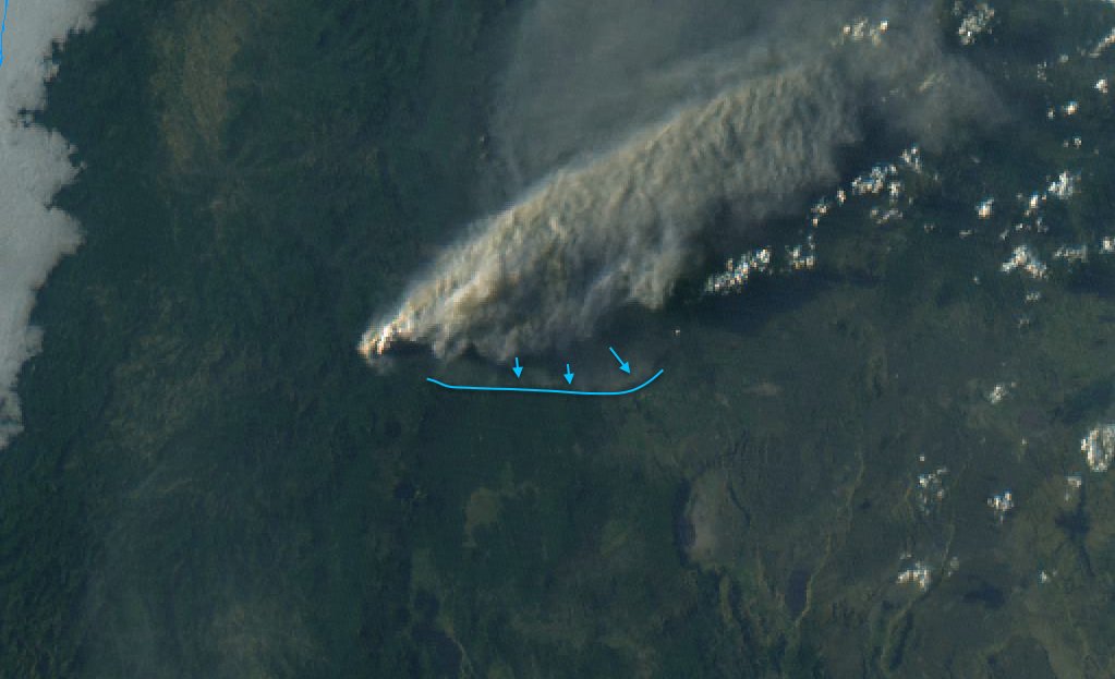 nplareau's tweet image. Interesting example of a "smoke outflow" from beneath the pyroconvective plume from the #EmigrantFire yesterday (8/28) afternoon. These may be caused by "smoke shading" and/or local thermally driven flows.