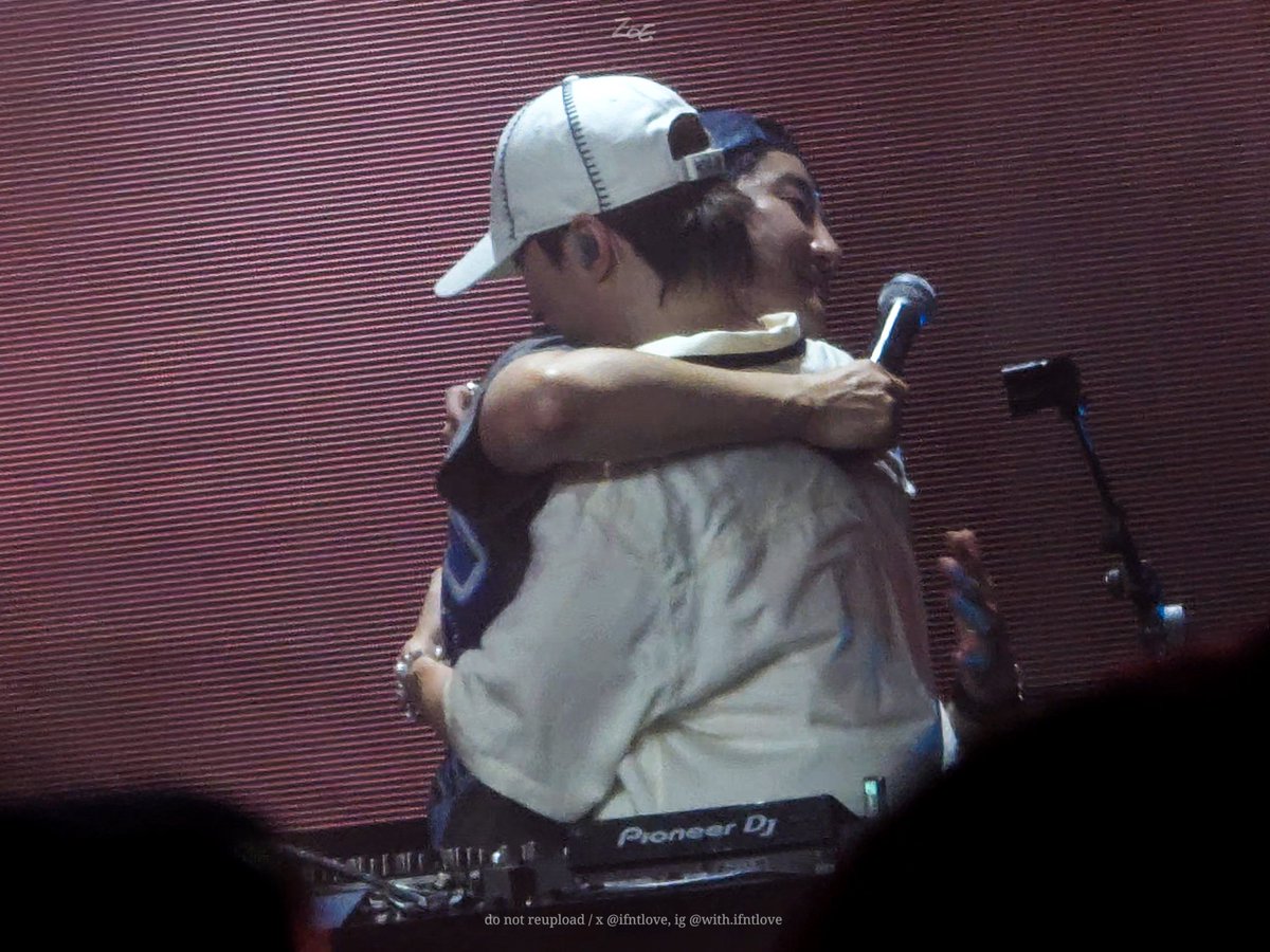 ifntlove's tweet photo. 250829 Epik High Asia Tour in Singapore 

while mithra was busy rapping...

these two 🤦‍♀️

#EPIKHIGH #EpikHighAsiaTour2025 #EPIKHIGHinSINGAPORE #에픽하이 #TABLO #타블로 @blobyblo #MITHRA #미쓰라 @realmithrajin  #TUKUTZ #투컷 @Tukutz81 https://t.co/r4w3DpjYHX