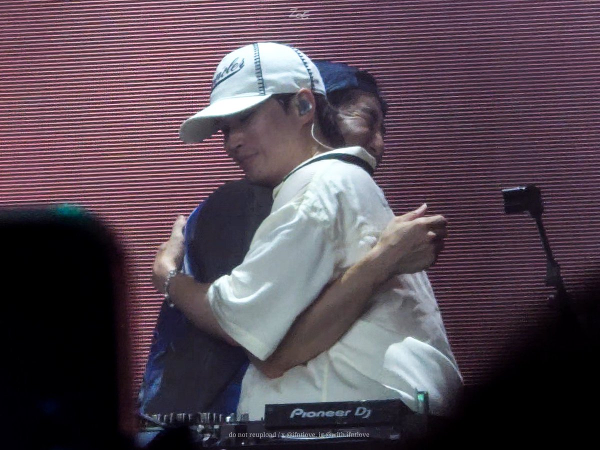 ifntlove's tweet photo. 250829 Epik High Asia Tour in Singapore 

while mithra was busy rapping...

these two 🤦‍♀️

#EPIKHIGH #EpikHighAsiaTour2025 #EPIKHIGHinSINGAPORE #에픽하이 #TABLO #타블로 @blobyblo #MITHRA #미쓰라 @realmithrajin  #TUKUTZ #투컷 @Tukutz81 https://t.co/r4w3DpjYHX