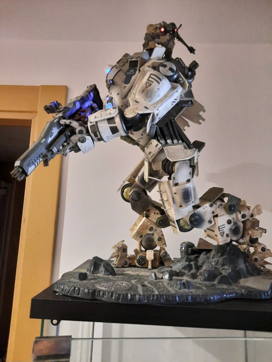 240€ me costó a mi este monstruo ( aquí una Series X para que veáis una comparación) aparte del libro de ilustraciones de tapa dura, 2 pósters gigantes y el juego en formato físico.

Ains Titanfall, cuanto te echo de menos