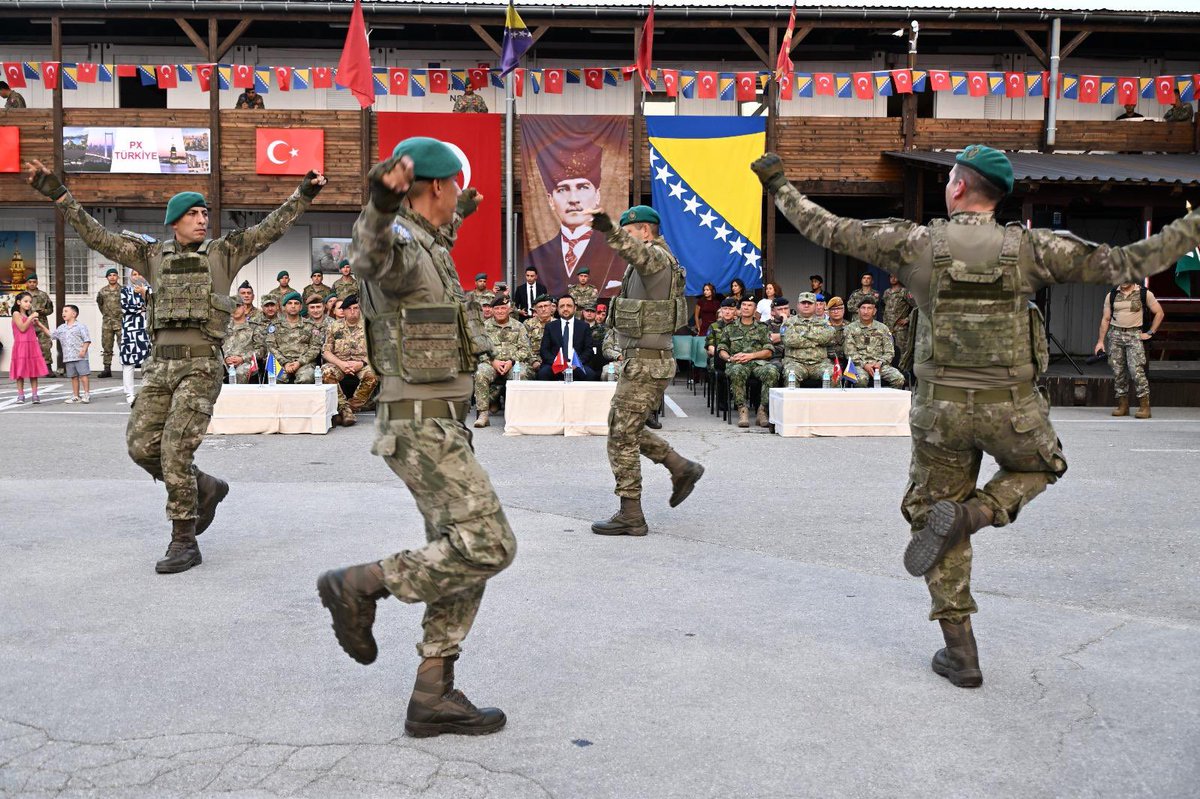 TC_SaraybosnaBE's tweet photo. Büyükelçi Emin Akseki, Butmir Kışlası’nda Bosna-Hersek Türk Temsil Heyet Başkanlığımız tarafından düzenlenen 30 Ağustos Zafer Bayramı Kutlaması ve rütbe terfi törenine katılmıştır. https://t.co/8pSFeqc2KC