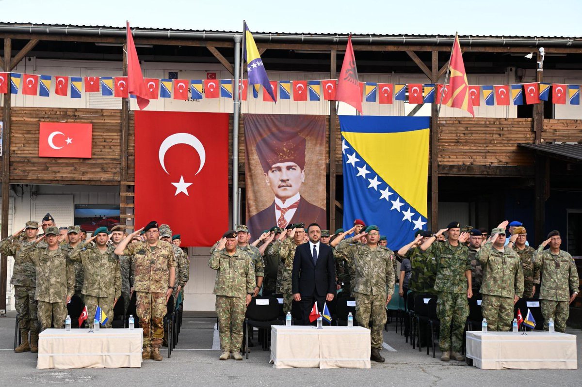 TC_SaraybosnaBE's tweet photo. Büyükelçi Emin Akseki, Butmir Kışlası’nda Bosna-Hersek Türk Temsil Heyet Başkanlığımız tarafından düzenlenen 30 Ağustos Zafer Bayramı Kutlaması ve rütbe terfi törenine katılmıştır. https://t.co/8pSFeqc2KC