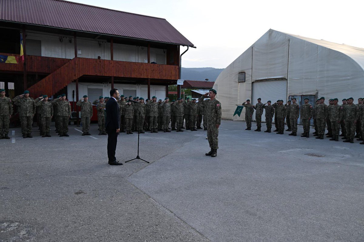 TC_SaraybosnaBE's tweet photo. Büyükelçi Emin Akseki, Butmir Kışlası’nda Bosna-Hersek Türk Temsil Heyet Başkanlığımız tarafından düzenlenen 30 Ağustos Zafer Bayramı Kutlaması ve rütbe terfi törenine katılmıştır. https://t.co/8pSFeqc2KC