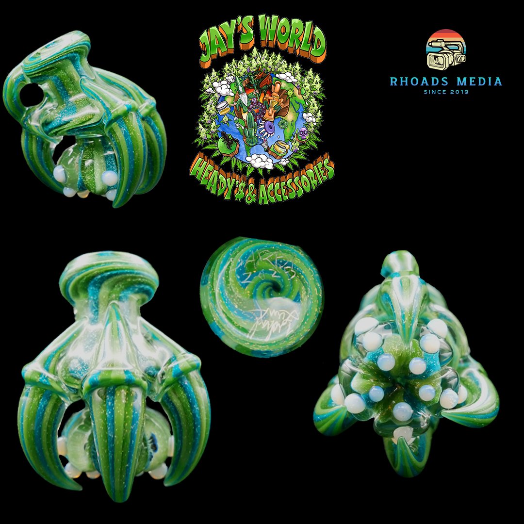 JaysWorld710's tweet photo. 2025 Closed Claw Peyote Pendant by @DarbyHolmglass  x @MikeLunaGlass1 Now Available 

A master collaboration by Mike Luna and Darby Holm! Featuring Mike's closed claw style with Darby's traditional color scheme and a perfect peyote placement.

Hit the DM's for Inquiries https://t.co/t97S7TE1B7