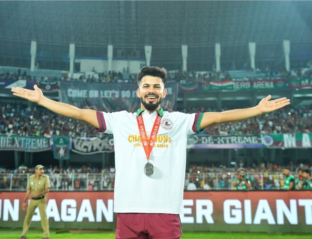 IslandersReport's tweet photo. Former Mohun Bagan SG RFDL captain Amandeep Singh has signed a 3-year deal with Mumbai City FC, running until the end of the 2027-28 season 💙

[ 📰 Via: @RSportsTweets🥉]

Amandeep already parted ways with Mohun Bagan in July ✍️.

(1/2)

#MumbaiCityFC https://t.co/qJ8uf9vbyf