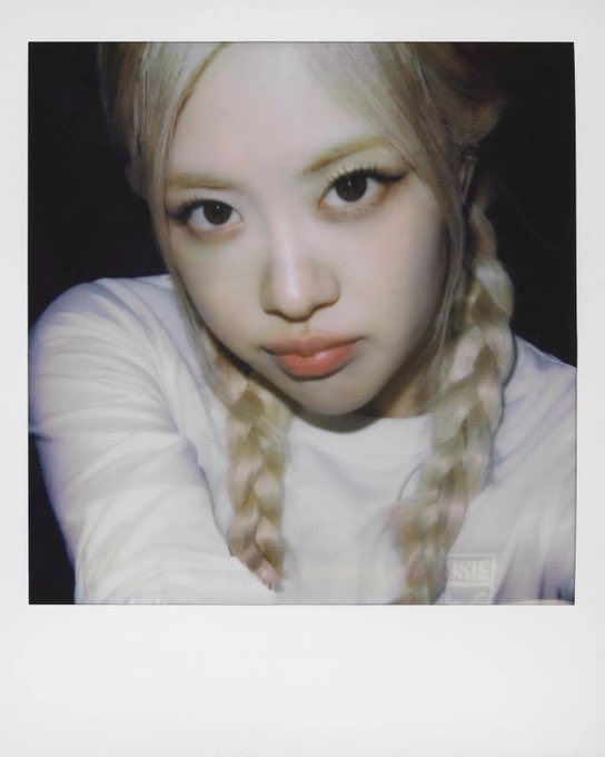 _youimma's tweet photo. 진짜 어케 안귀여워해 넘 귀여워🫳🏻🫳🏻🫳🏻 #로제 #ROSÉ https://t.co/ZMNwoqfqNZ