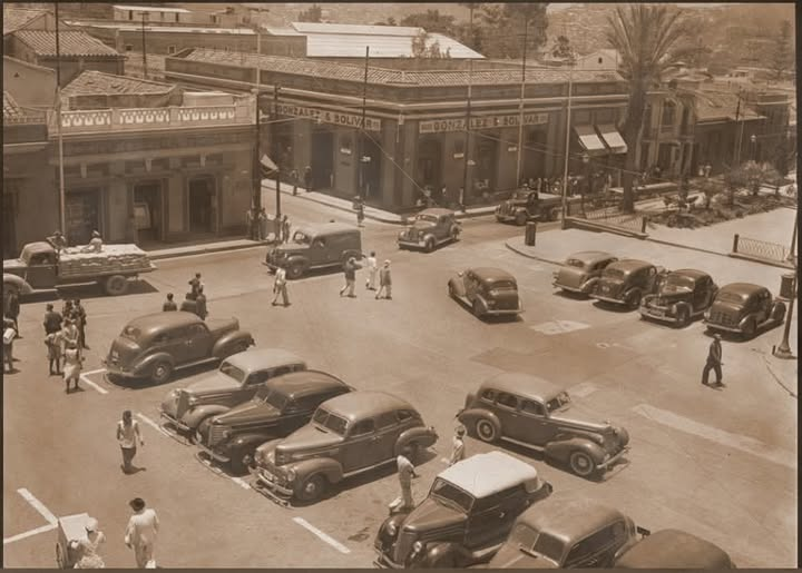 Esquina de San Pablo desde el Hotel Majestic. 
Abril 1944.