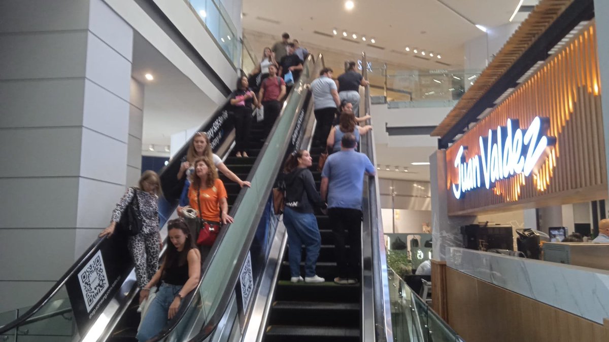 ElediTHOR's tweet image. 🛍️IMPRESIONANTE, la movida en la zona de los centros comerciales más top del país: De Sol; La Galería y el Mariscal
🛍️Lleno de argentinos y brasileños