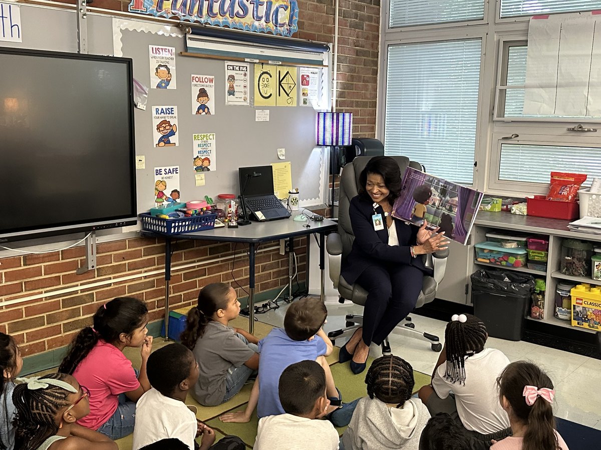 VDOE_News's tweet photo. Scenes from @RoanokeSchool's first day of class! Throughout the day, division leaders visited all schools to wish students a successful, new academic year! 📚🎒📖#Back2SchoolVA https://t.co/YA5uffrOi7