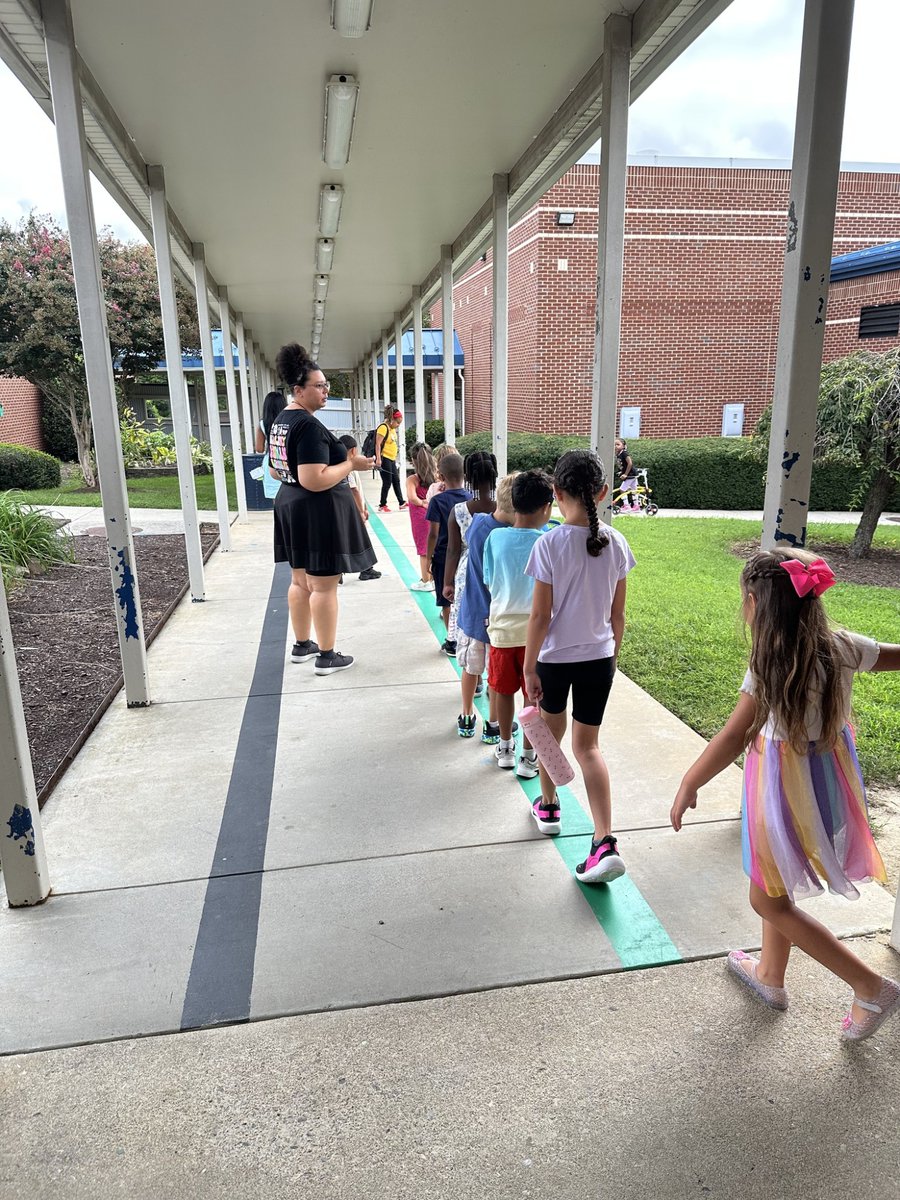 VDOE_News's tweet photo. Scenes from @RoanokeSchool's first day of class! Throughout the day, division leaders visited all schools to wish students a successful, new academic year! 📚🎒📖#Back2SchoolVA https://t.co/YA5uffrOi7