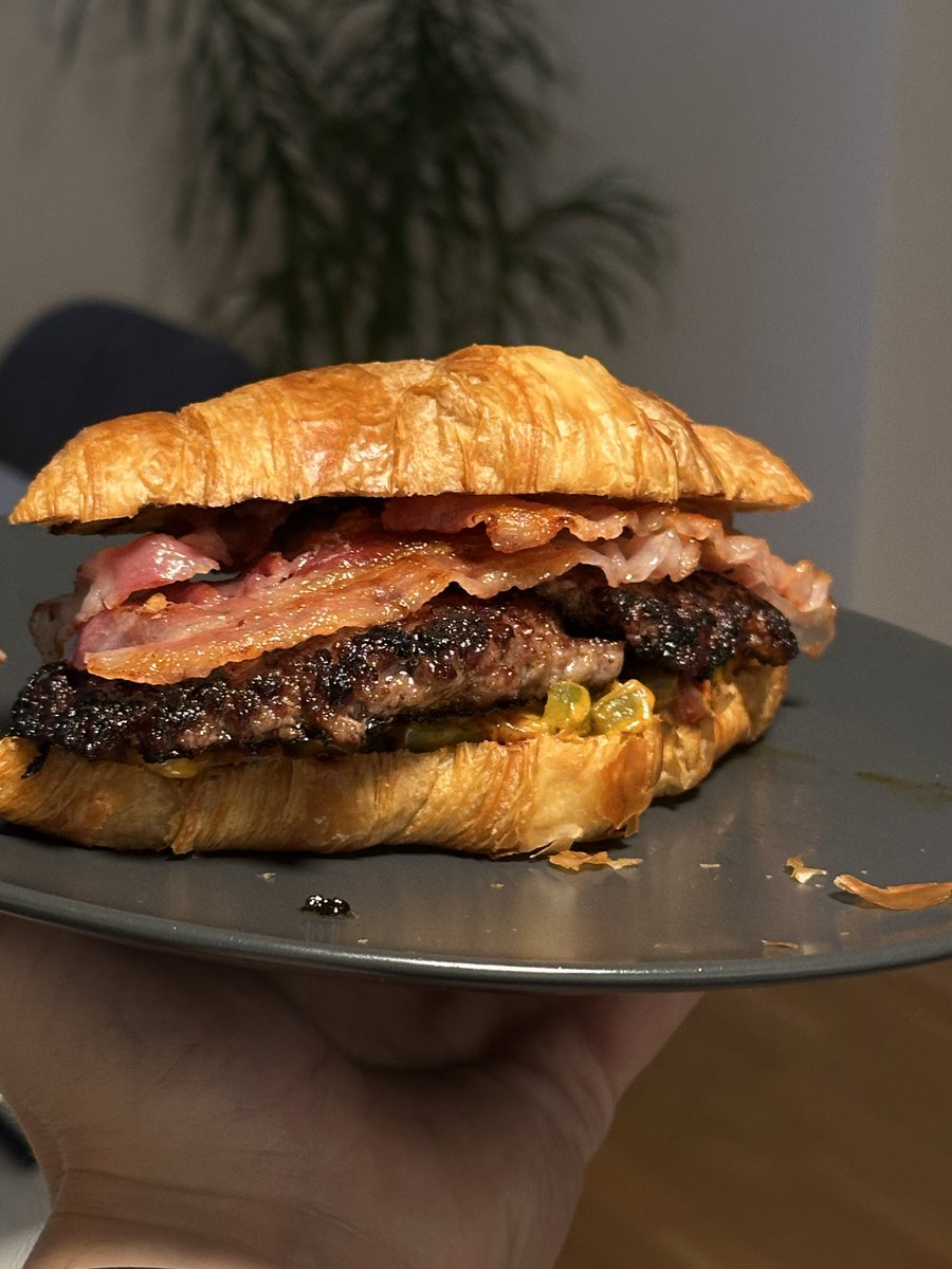 Well I just made a Philly Cheese Smash Burger Croissant with Bacon and it was fckin delicious 🥐🍔