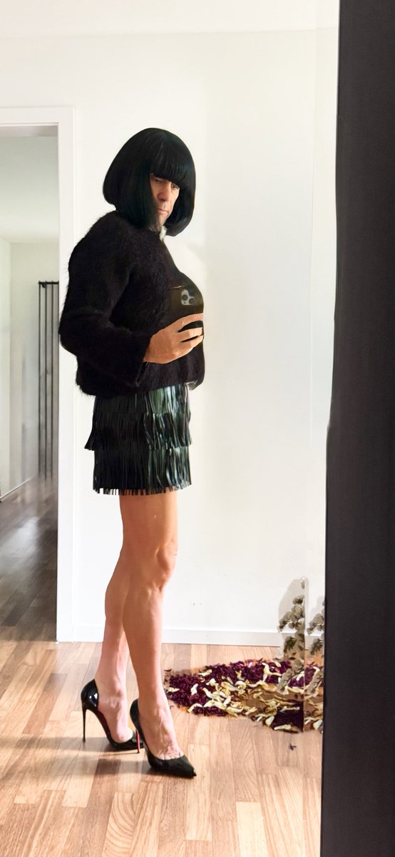 Leggy days. 
#legs #heels #skirt #crossdressing