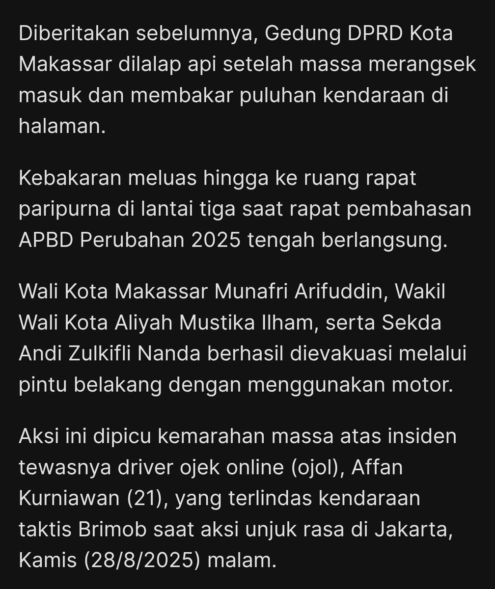 devprinceps's tweet photo. ralat. bukan 2 staf, tapi 3 staf yang loncat. dan bukan dari lantai 4 tapi lantai 3. 

brengseknya walikota dan wakilnya berhasil selamat dari pintu belakang, sedangkan staf lainnya dibiarkan aja. brengsek emang. https://t.co/ai2QPNEIqa