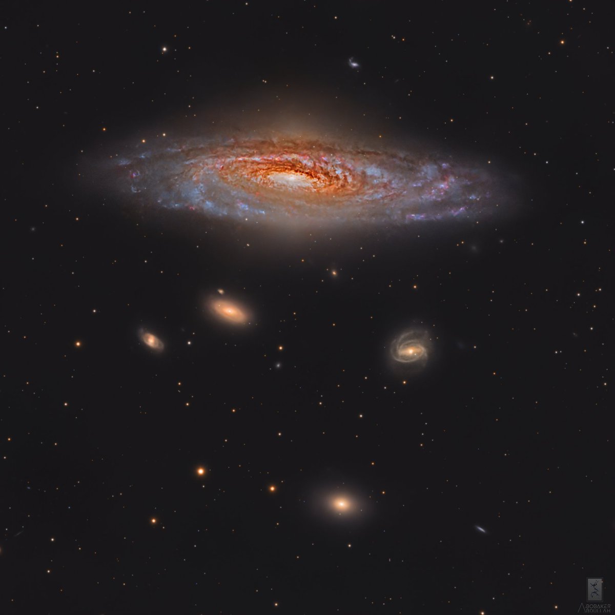 تصويري لمجرة NGC 7331 والمجرات المجاورة 🛸

تبعد عن الأرض مسافة 50 مليون سنة ضوئية في كوكبة بيجاسوس، ويعتقد أنها تشبه مجرتنا من حيث الحجم، حيث يبلغ قطرها 100,000 سنة ضوئية. تحيط بها مجموعة من المجرات التي تعرف باسم مجموعة لعقة الغزال.

أتخيلها طبق طائر يطلق أطباق طائرة أصغر 🛸😆