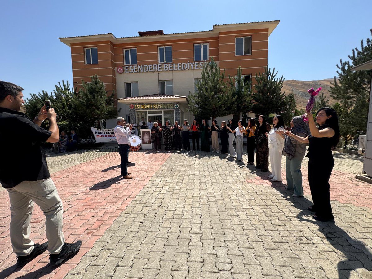 *Esendere’de Kadınların Gücüyle Geleceğe! 💜*

Bugün, Esendere Belediyesi olarak kadınların toplumsal ve ekonomik hayatta daha güçlü bir şekilde yer alması için önemli bir adım attık.  

*Kadın ve Aile Birimi*nin açılışıyla birlikte;  
🌿 Kadın emeğini görünür kılacak,  
📚