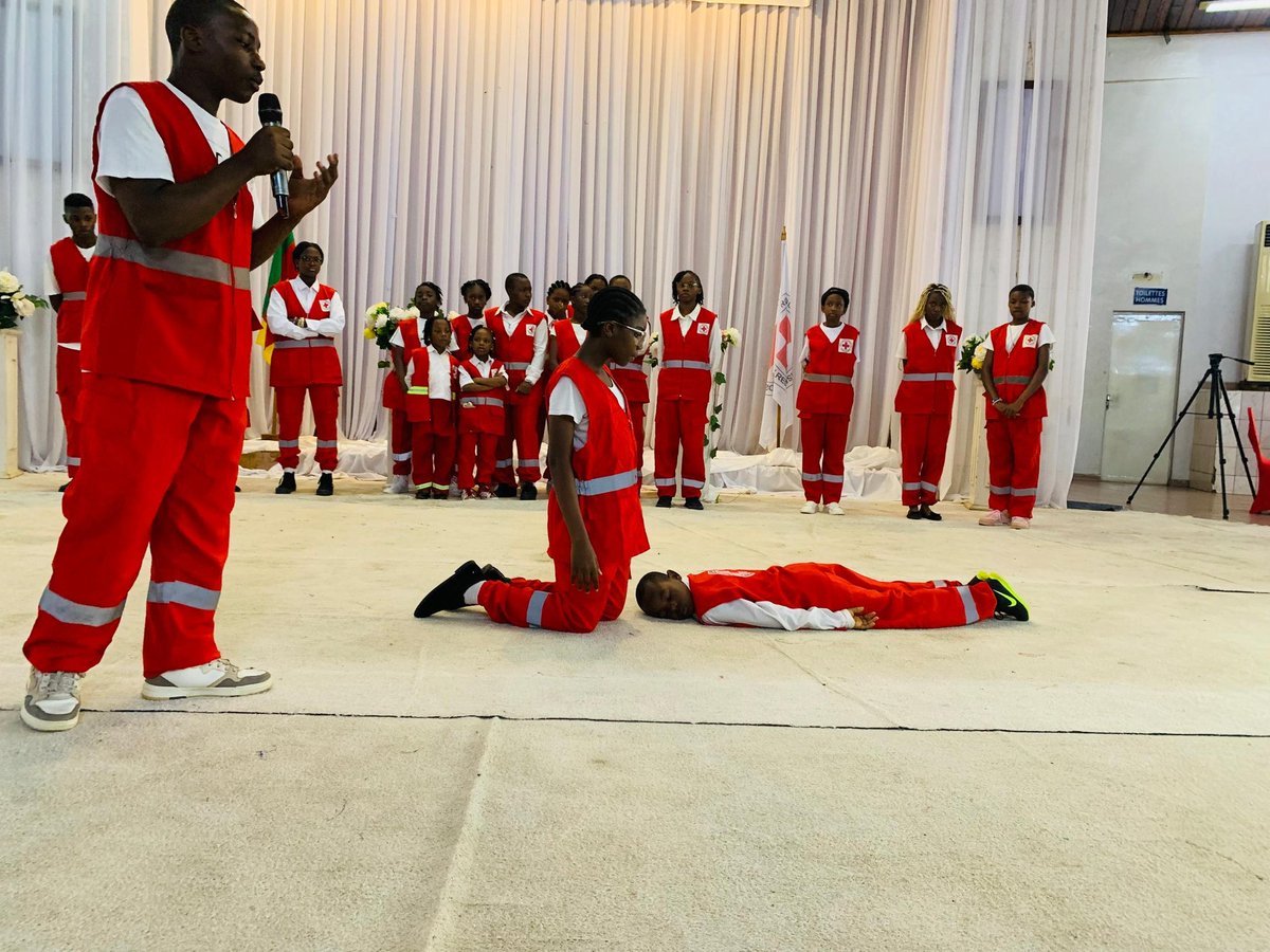 CroixRougeCam's tweet photo. La cérémonie de clôture deVacances secours,vacances loisirs s'est tenue ce jour.Les enfants encadrés pendant deux mois ont offertdes prestations culturelleset en  gestes de premiers secours.Des attestations et unkit scolaire ont été offerts àchaque enfant,grâce au soutien du CICR https://t.co/HdIbwTZ3KJ