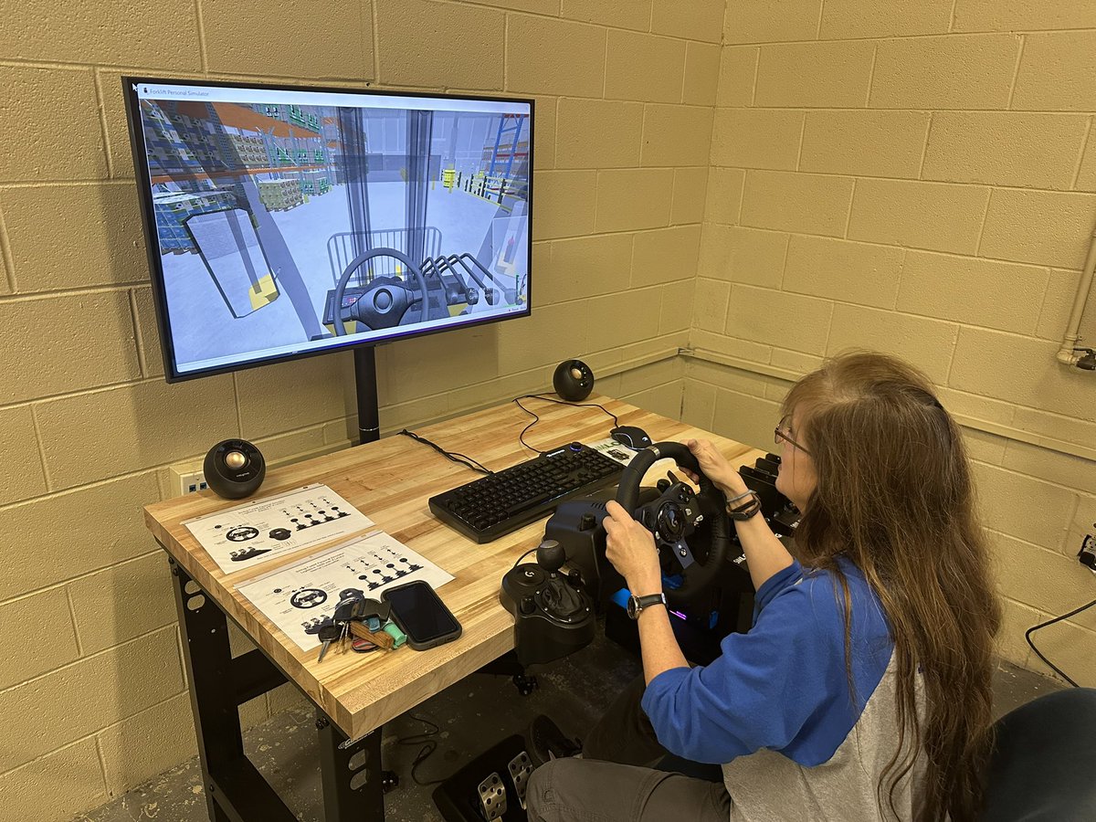 MHSIndMain's tweet image. We now have a Forklift simulator, to assist our students in certifying for a forklift license and job placement! Thank you Mr. Jackson! @MinorHighTigers @JEFCOCareerTech @JEFCOED @SkillsUSA @JEFCOEDTech