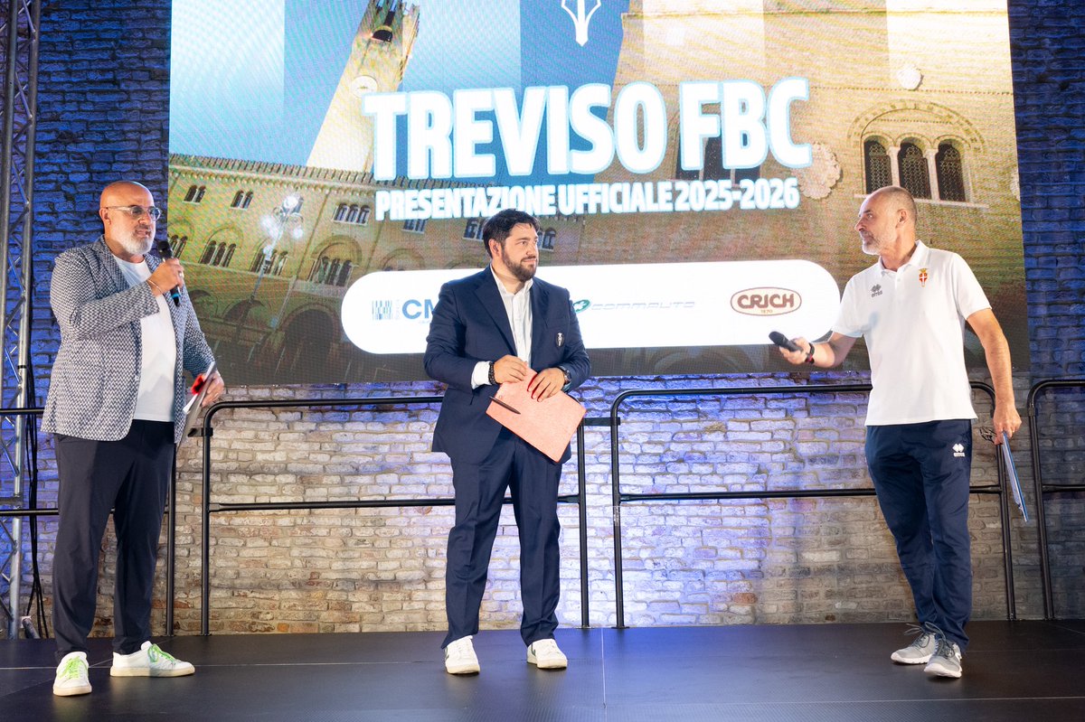 BFioravanzi's tweet photo. È stato un onore poter presentare l’avvio della nuova stagione del Treviso Calcio! Non solo da Ufficio Stampa, ma soprattutto da tifoso biancoceleste! Grazie a tutti i tifosi e alla
curva per essere stati con noi! Forza Treviso!🥅⚽️ https://t.co/wA5zxQ3lSj
