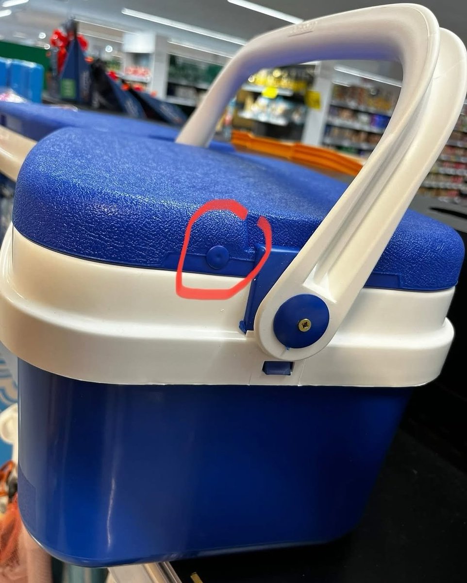 El sustantivo «nevera» (frigorífico) proviene del latín «nivarius» ‘relativo a la nieve’, ‘lleno de nieve’.
La tapa de la nevera de la playa tiene un tapón para llenarla de agua y meterla en el congelador. Así, la tapa también está helada y se mantiene aún más el frío. ❄️