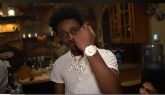 lulcolby22's tweet photo. 20 bandz aint nun i spent dub onna watch👌🏿😎 https://t.co/8Y83TdYvWv