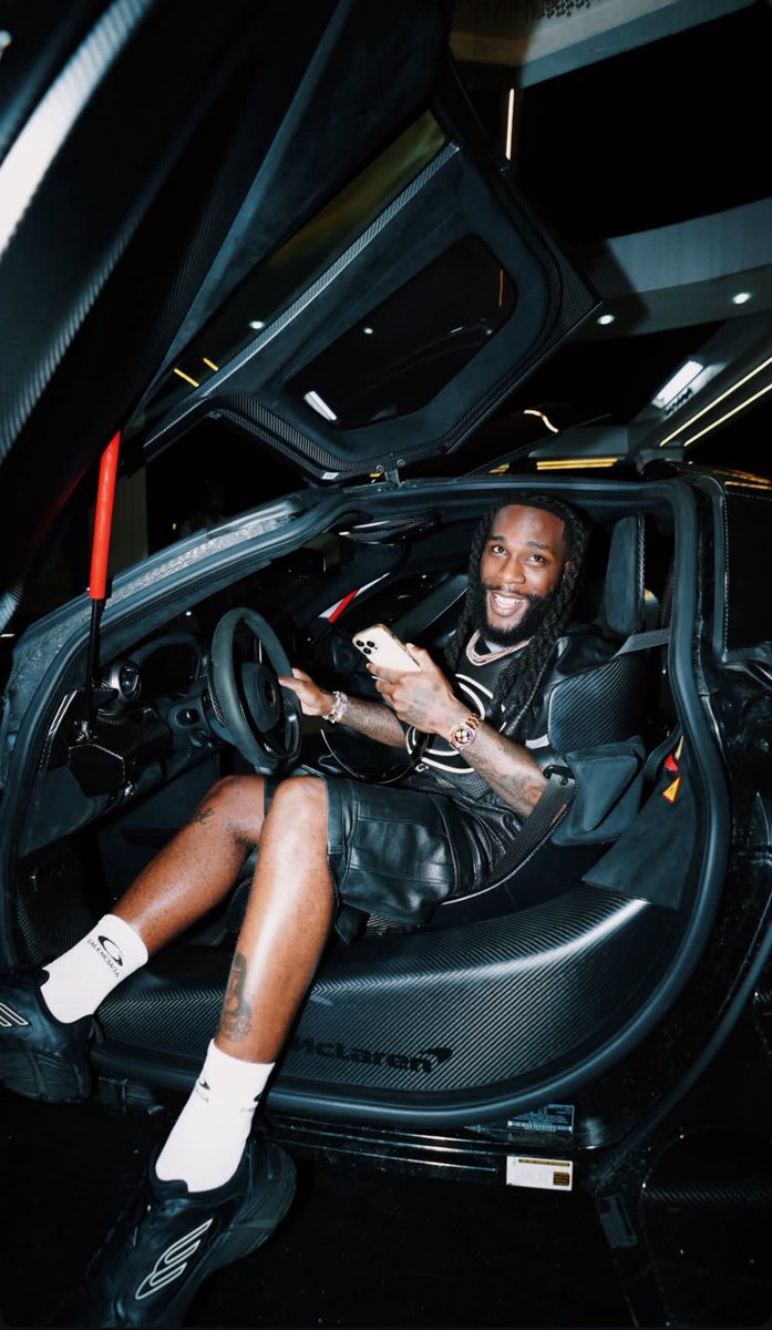 This Burnaboy’s smile is one of one . 😁

The only one in Africa !!