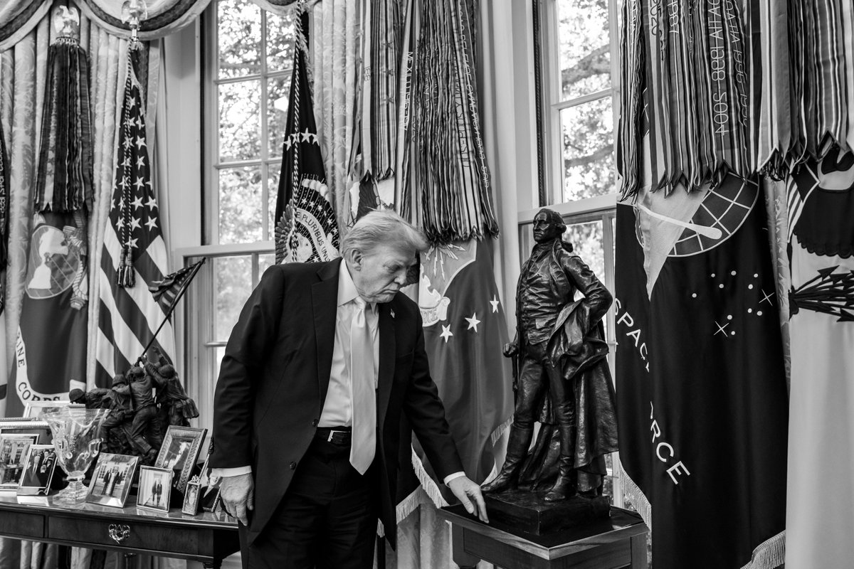 🔥 BREAKING: President Trump has just placed a statue of George Washington in the Oval Office.

And look at the other decor behind 47. Trump has revived the Oval Office. It is nothing but pure USA. 🇺🇸