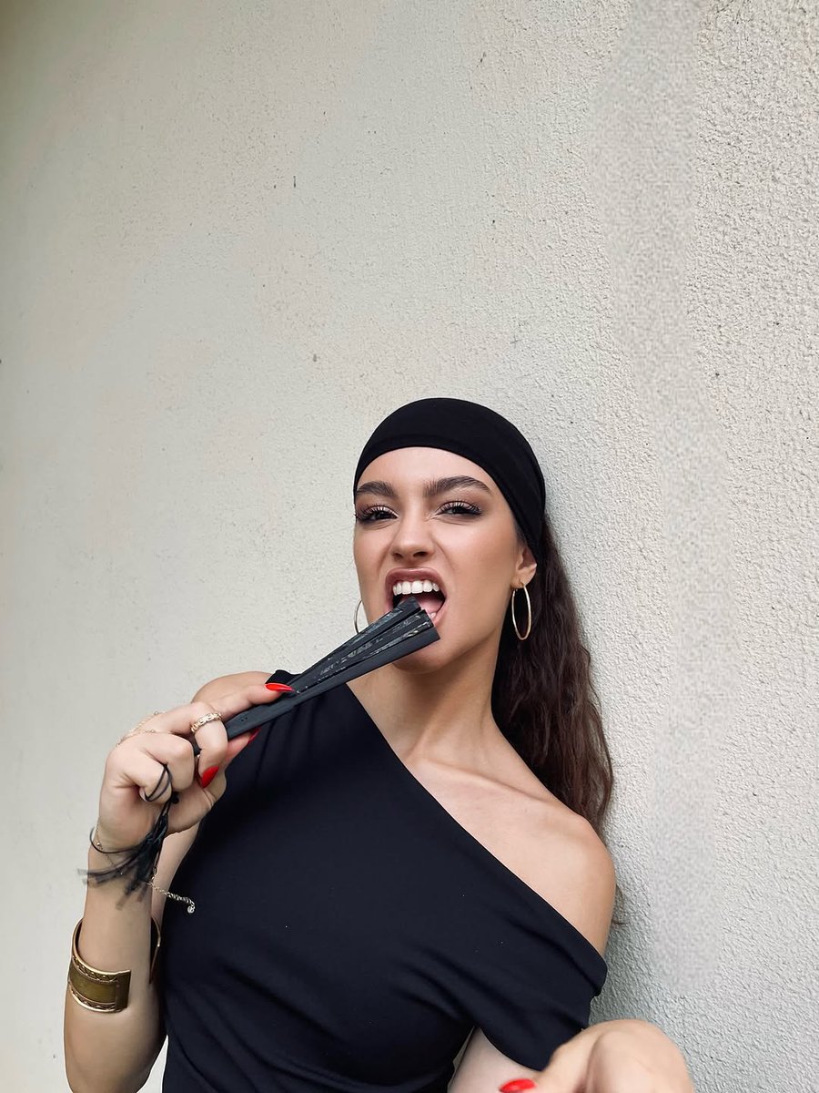 BambiBambi7873's tweet photo. A serene elegance, a confident gaze, and a beauty that speaks effortlessly…
 like a living masterpiece in motion ...✨🖤

#SuBurcuYazgıCoşkun 🧚 https://t.co/WDAYWhCQze