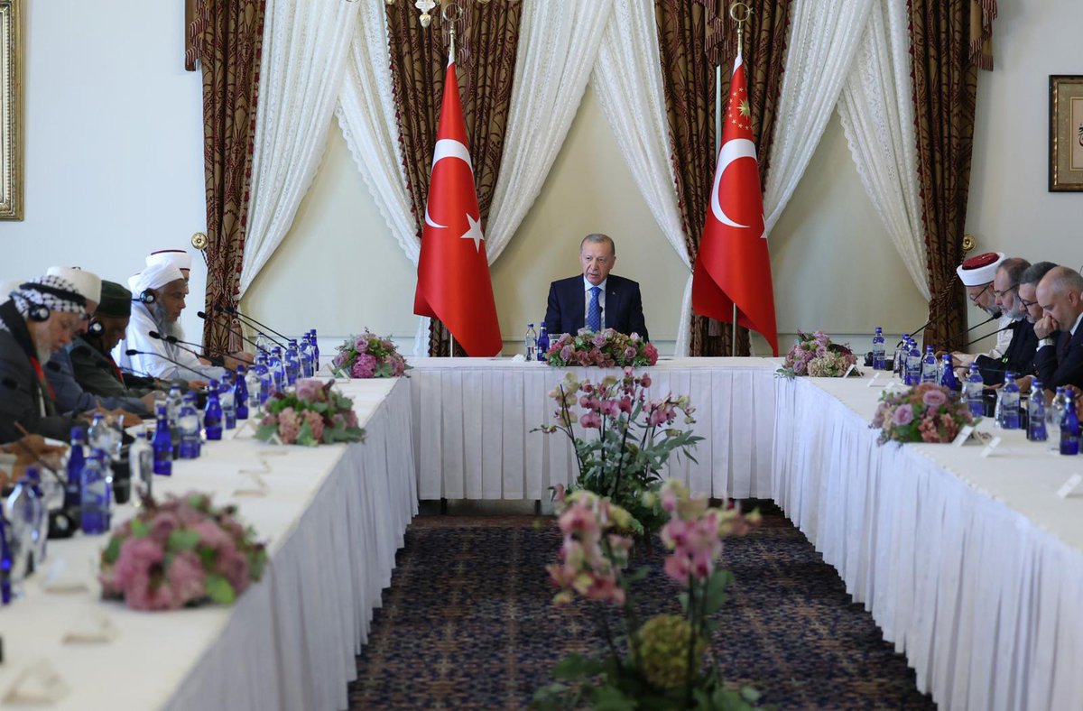 TrknGc03's tweet photo. Cumhurbaşkanımız Recep Tayyip Erdoğan, Dünya Müslüman Alimler Heyeti'ni Sultanahmet'teki Tunuslu Hayreddin Paşa Konağı'nda kabul etti. https://t.co/wDA3HqxVcQ