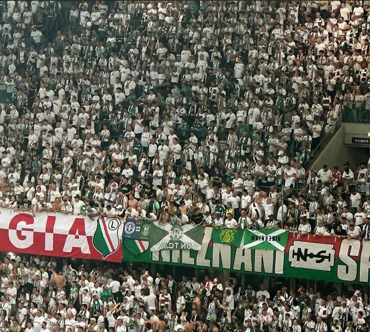 Ne gedruckte Fahne eines Ü50 Fanclubs ziehen und stolz präsentieren - naja andere Länder, andere Sitten