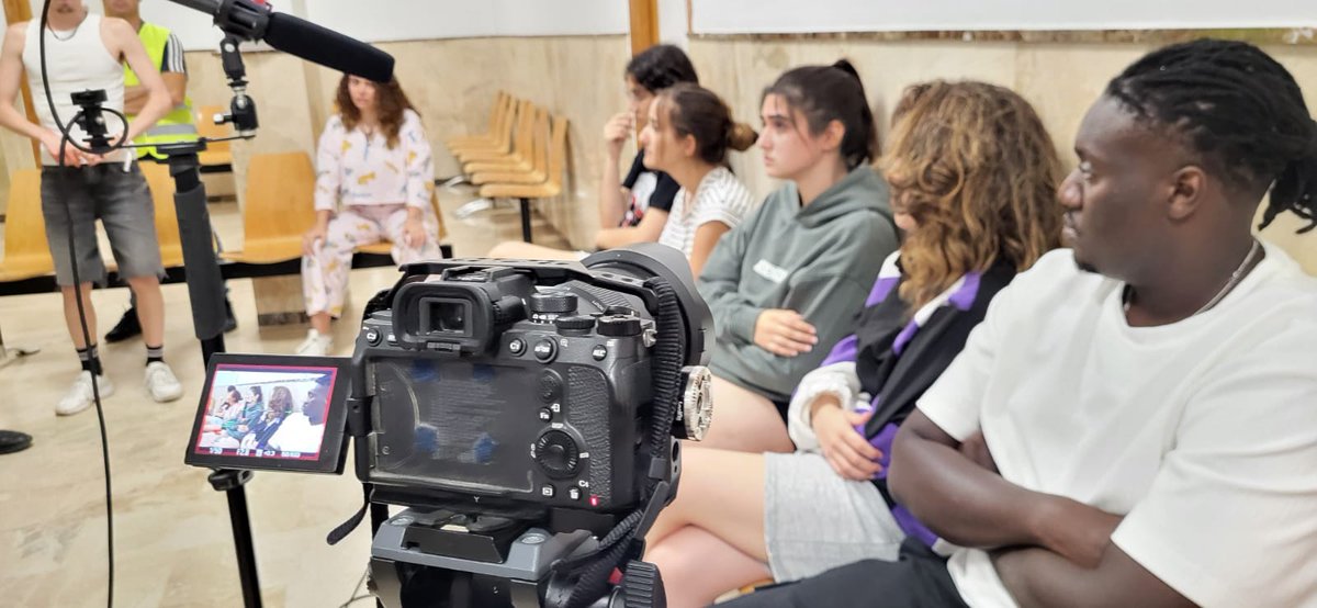 AULAS DE CINE 

Semana intensa de trabajo editando. Cada vez va quedando menos ....