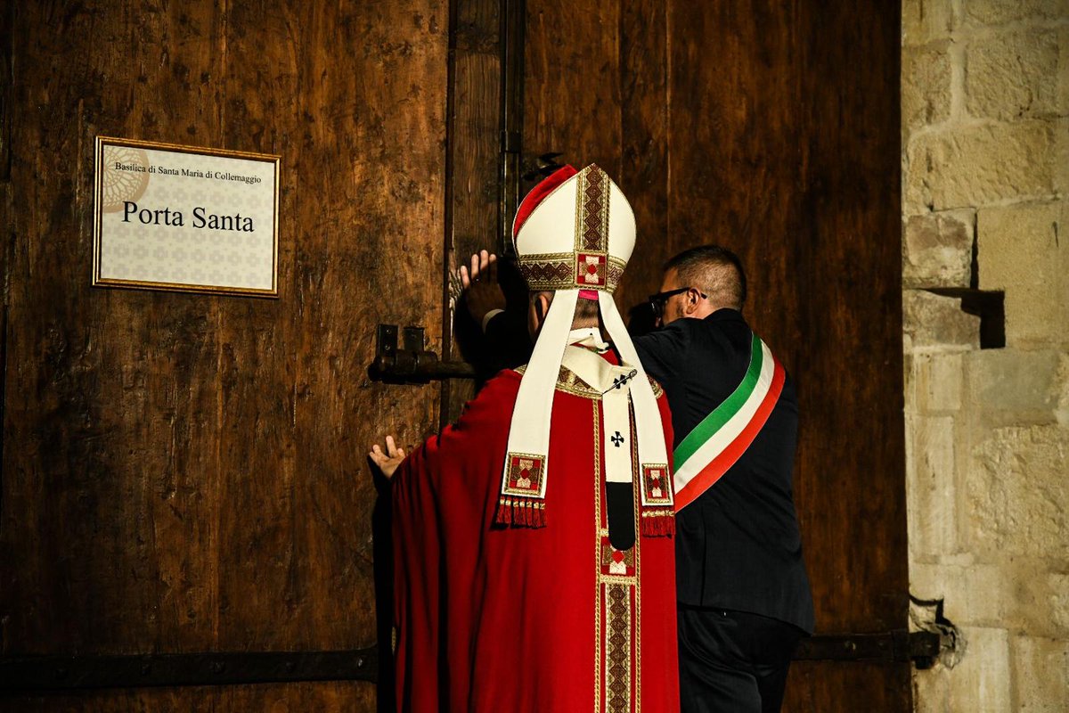 ⛪ Con la celebrazione liturgica si chiude la Porta Santa della Basilica di Collemaggio.

Un rito solenne, ricco di significato spirituale, che segna la fine delle 24 ore di indulgenza plenaria e conclude il cuore religioso della #perdonanzacelestiniana
