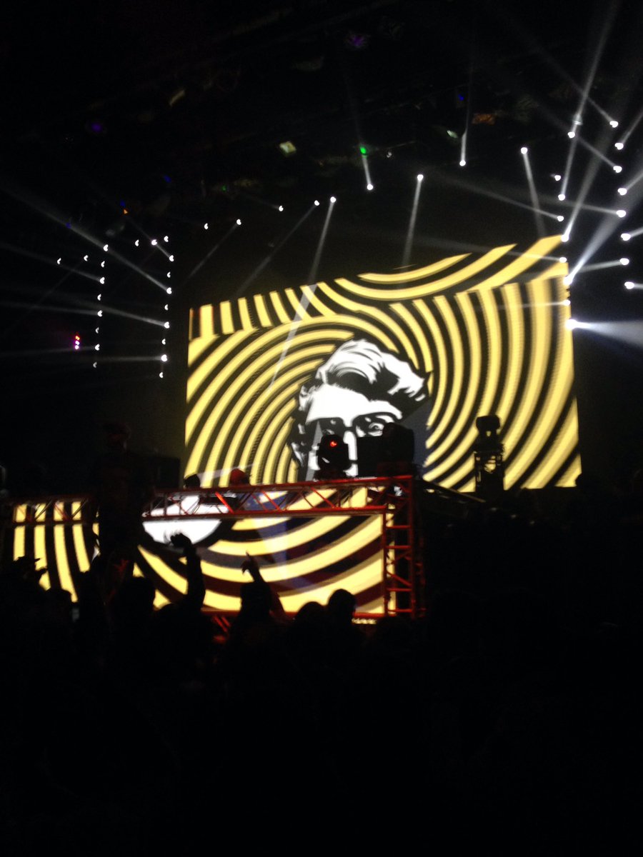 sambetesh's tweet image. One of my favorite memories ever was back in 2013, I found out one of my favorite musicians ever used to watch my YouTube stuff, and then invited me to a show of his la :) thx nick :p
