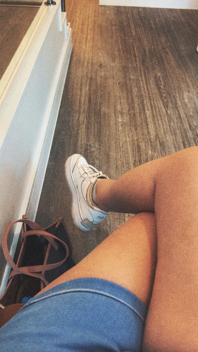 Bossitbabe's tweet image. Just sitting here waiting for a late appointment. Kneel before me slaves 😈 #shoes #legs #waiting #payme #tips #cashpigs #worship #goddess #findom #humanATM