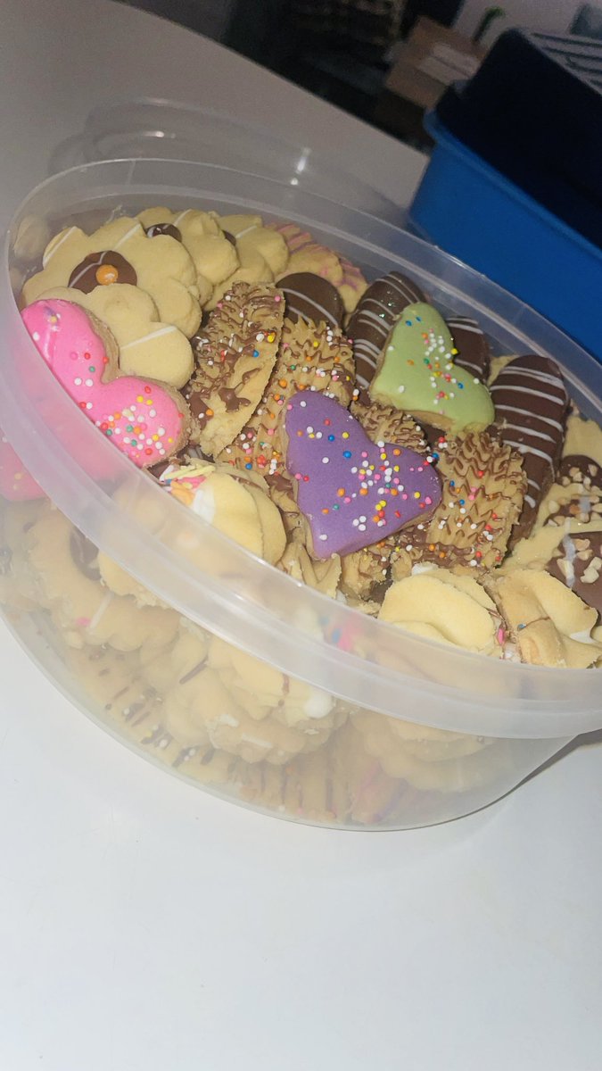 You guys, I sell freshly baked tea biscuits 
These are R100 🩷

Please order from me 😊🥹