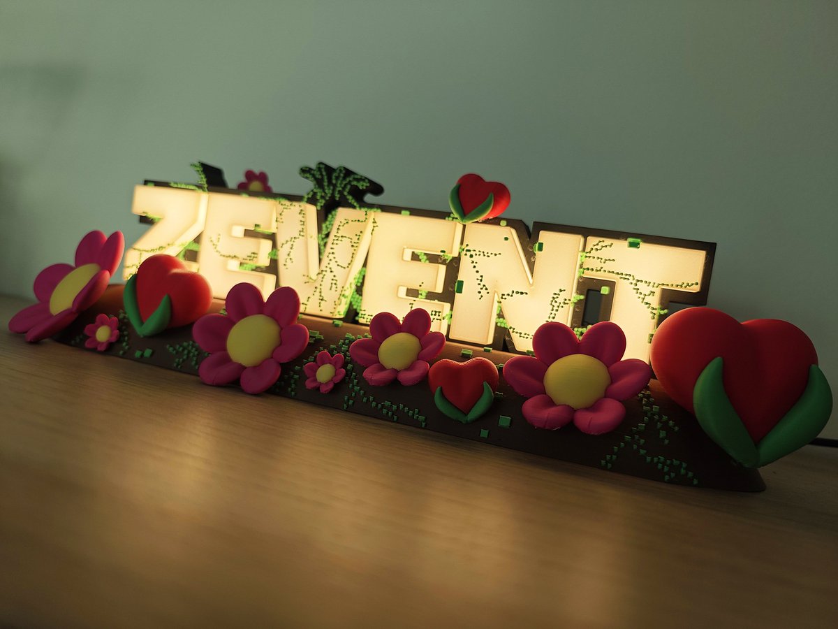 J'ai fait une Lampe <a href="/ZEVENTFR/">ZEVENT</a> à remporter lors de la Tombol'art de <a href="/poncefleur/">Ponce</a> au cours de l'événement le week-end prochain 🌺❤️
Je vous indiquerai le moment prévu pour remporter ma création quand je saurai (dimanche normalement). J'espère qu'elle vous plaît ! #ZEVENT2025 #ZEVENT