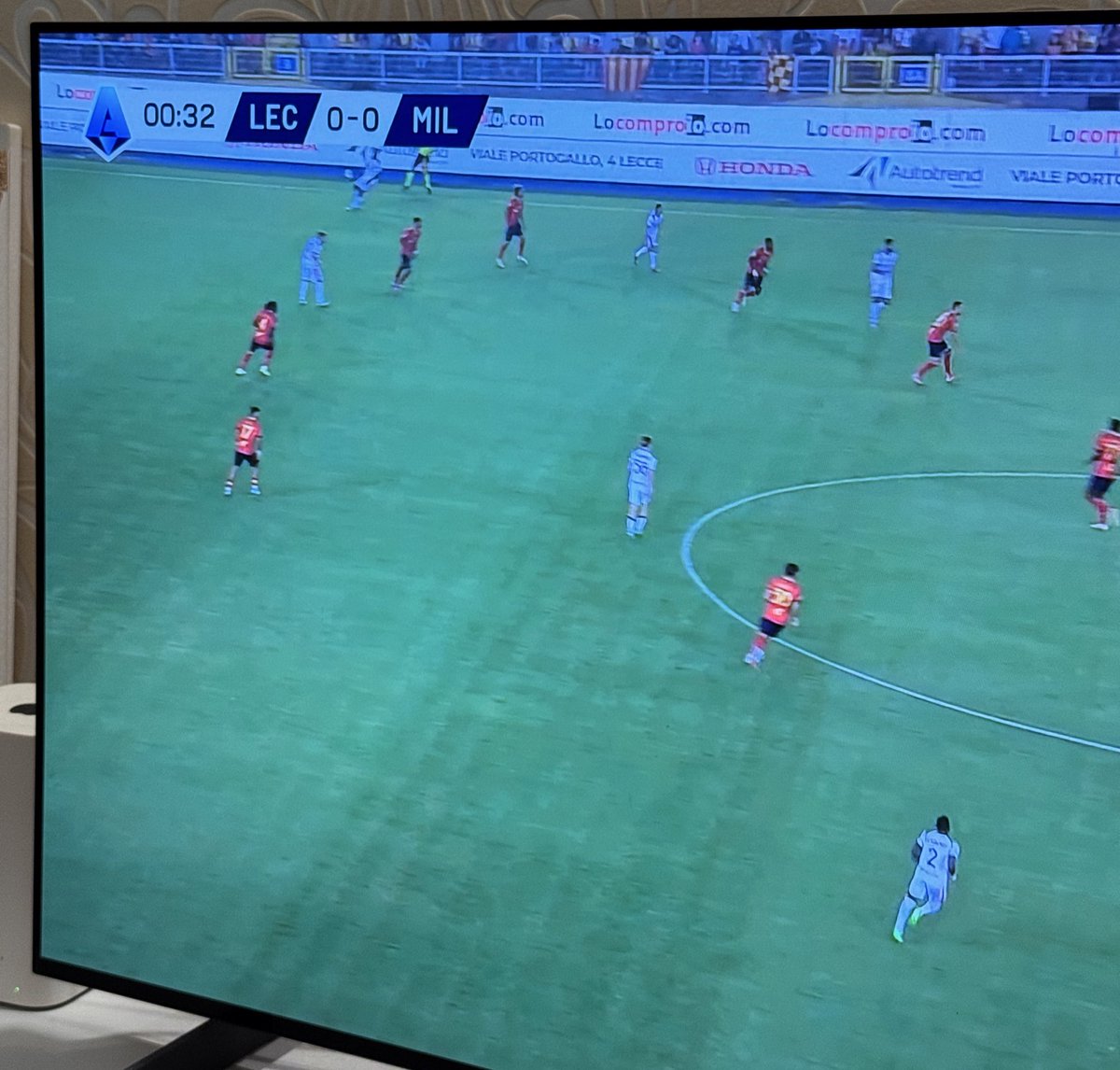 На давайте посмотрим сегодня итальянский футбол, обещают настоящую игру Милана. 
Итальянские болельщики создают прекрасную атмосферу, хочу я вам сказать! 💃🏾 🔥 
Модрич в старте, а что ещё нужно)

 #LecceMilan