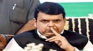 फडणवीस हा अत्यंत कपटी आणि हेकेखोर माणूस आहे. आज त्यांच्या सरकारने आझाद मैदान परिसरातील खाऊगल्ली बंद ठेवून अन्नपाणी तोडले. उद्या लाठीचार्ज करायला पण कमी करणार नाही. गेला बाजार हे सगळे निपटल्यावर आझाद मैदानात ५ हजार लोकांची मर्यादा ओलांडली म्हणून गुन्हे दाखल केले नाही तर नवल वाटेल.