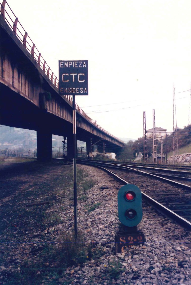 Las factorias de Arcelor en Gijon y Aviles estan unidas por un ferrocarril privado de 16 km, doble via y CTC. El ferrocarril, en las proxiimidades de Gijon, se divide en tres ramales: uno directo a factoria por el tunel del Monte Areo, otro enlaza con el ramal Veriña-Aboño de ➡️