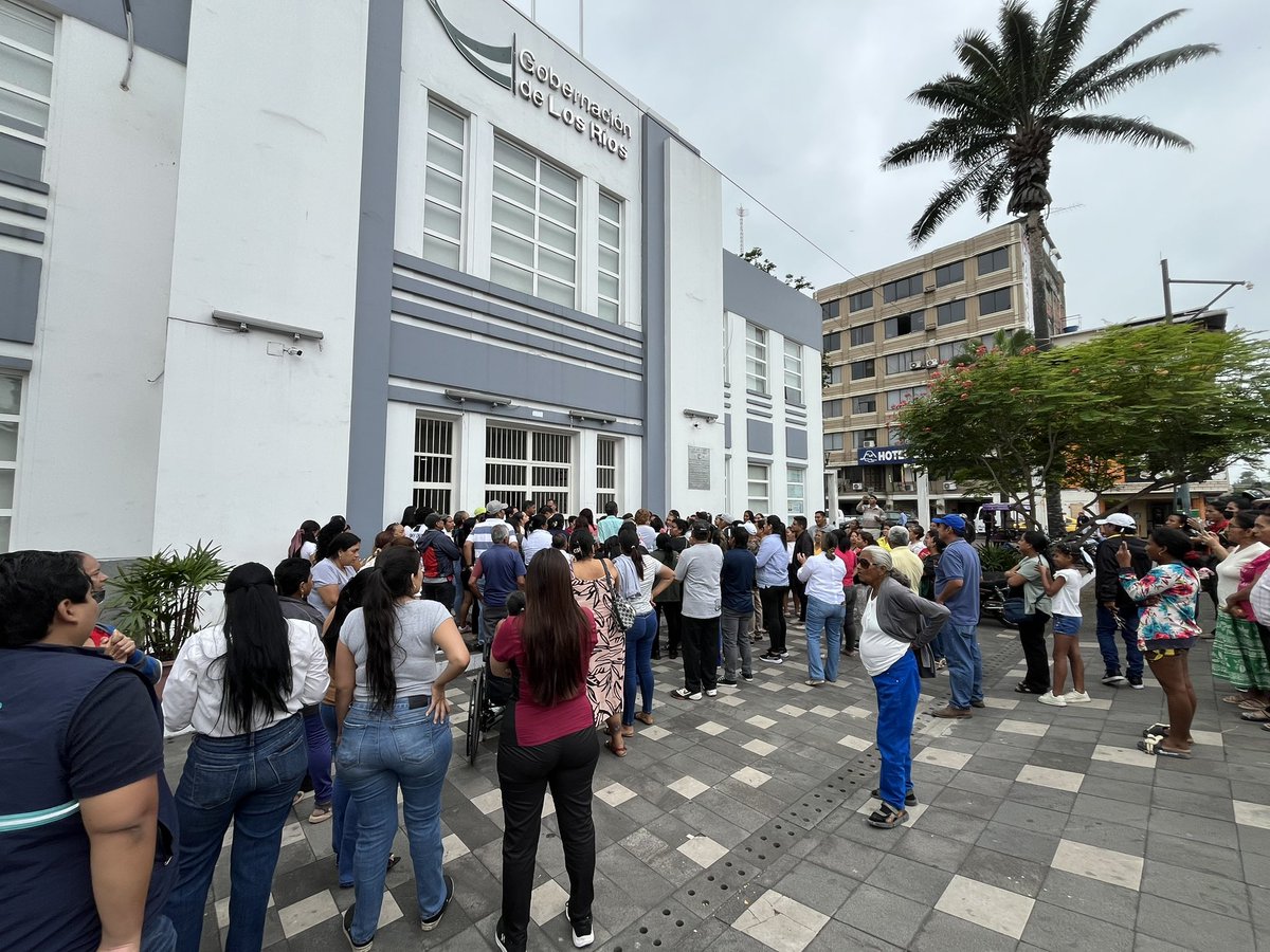 Pacientes renales de #LosRios buscan que el gobierno pague sus tratamientos a las clínicas dializadoras. Temen por su vida.
<a href="/IESSec/">IESS</a> <a href="/Salud_Ec/">Ministerio de Salud Pública 🇪🇨</a> <a href="/CarlosVerareal/">Carlos Vera</a> <a href="/Favr/">Favr</a> <a href="/ecuavisa/">Ecuavisa</a> <a href="/LaPosta_Ecu/">La Posta</a>